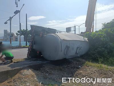 驚險畫面曝!曳引車載石灰「整台翻過去」 出動雙吊車救援