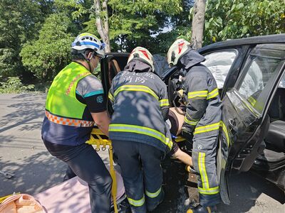 魂斷木棉花道！彰化男撞路樹車頭爛毀受困　救出送醫不治