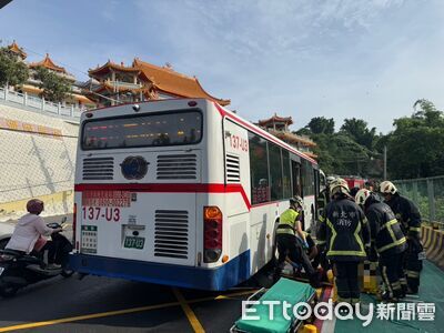 機車掉下一個人捲公車底!民眾急開推高機搶命...驚悚車禍原因曝