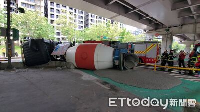 快訊／北市南京東路翻車意外　水泥車潭美公園旁90度躺地畫面曝