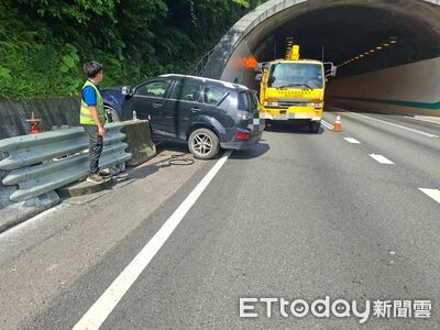 又是毒駕!國3基隆隧道前「跨車道自撞」 車頭卡路肩釀回堵