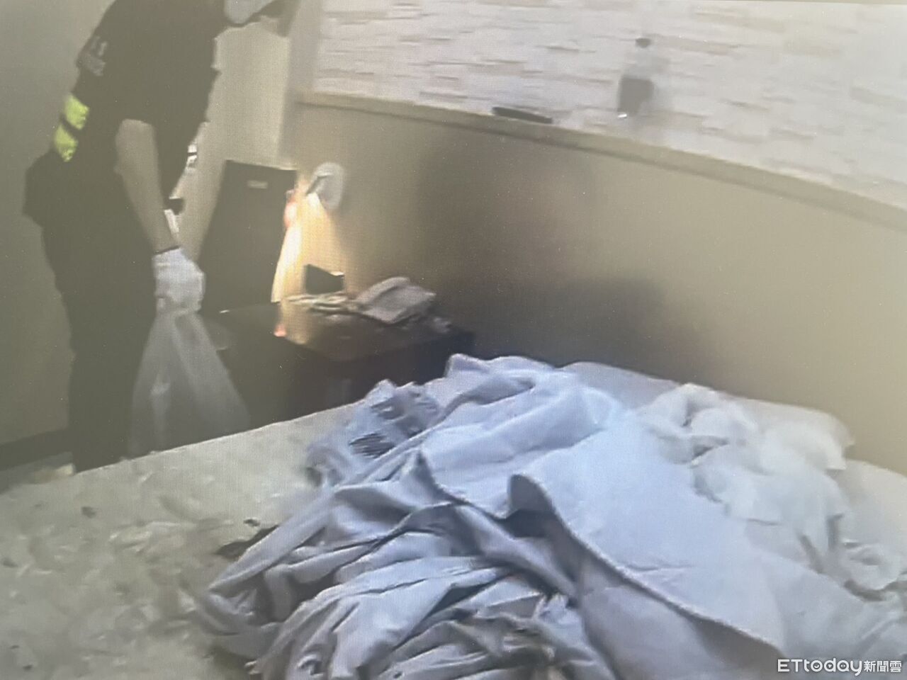 新北2男旅館開毒趴 恍神燒棉被引火警!跑太慢遭灼傷進醫院