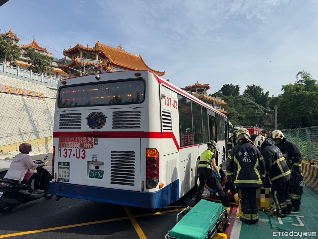 機車掉下一個人捲公車底!民眾急開推高機搶命...驚悚車禍原因曝