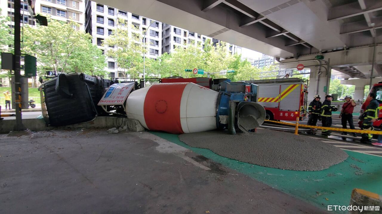 快訊/北市南京東路翻車意外 水泥車潭美公園旁90度躺地畫面曝