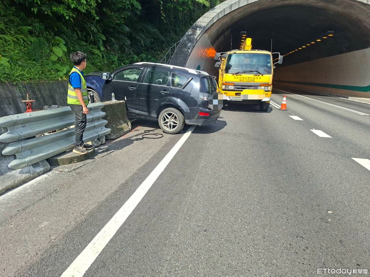 又是毒駕!國3基隆隧道前「跨車道自撞」 車頭卡路肩釀回堵
