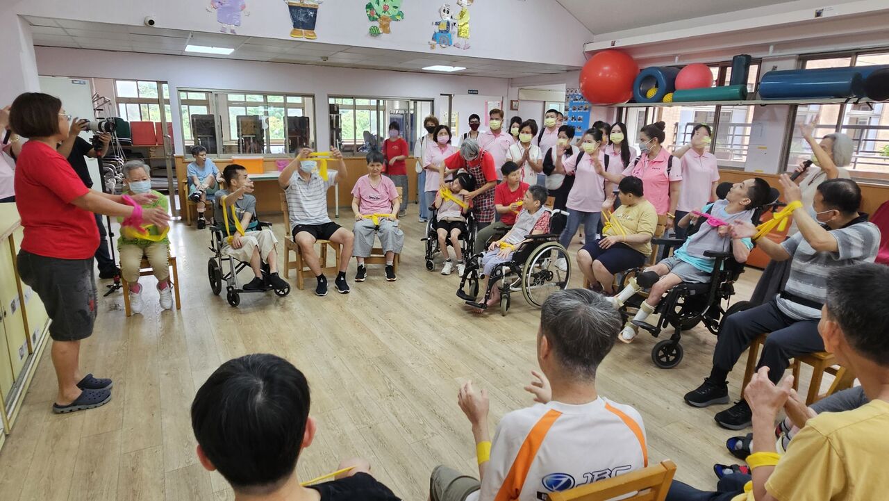 捐140萬助苗栗憨兒照護 愛心團隊送物資陪院生唱跳互動