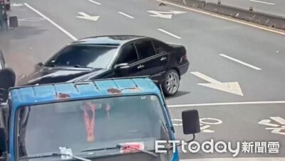 北市賓士男疲勞駕駛撞分隔島　誤踩油門再衝撞11汽機車