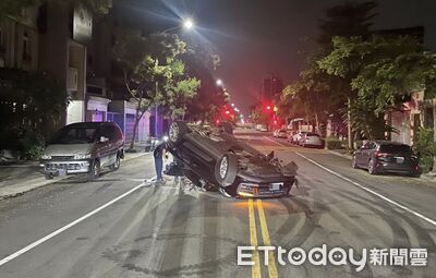 台中400萬保時捷暗夜連撞小貨車、電箱翻覆　駕駛棄車落跑