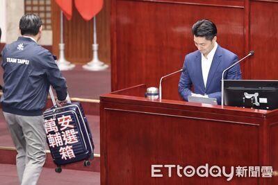 躺著選?蔣萬安奔雲林、宜蘭 綠議員送「輔選箱」諷市政為重