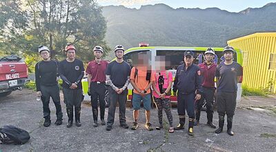2登山客深夜受困北橫山區 8警消花3小時搜救助脫困