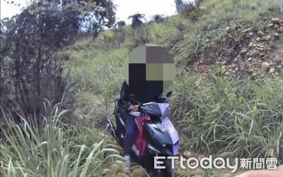 荒山迷路又「刁掐」！年輕外送員焦急求助　警噴汗幫推車