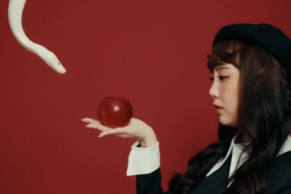 ▲▼「牙牙」林怡廷推出全新創作單曲《愛到像笨蛋一樣痛》。（圖／取自牙牙林怡廷IG）