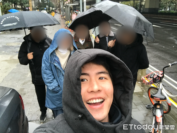 ▲IG設計師Evan在上海工作時和同事留下的合影。（圖／Evan授權提供）