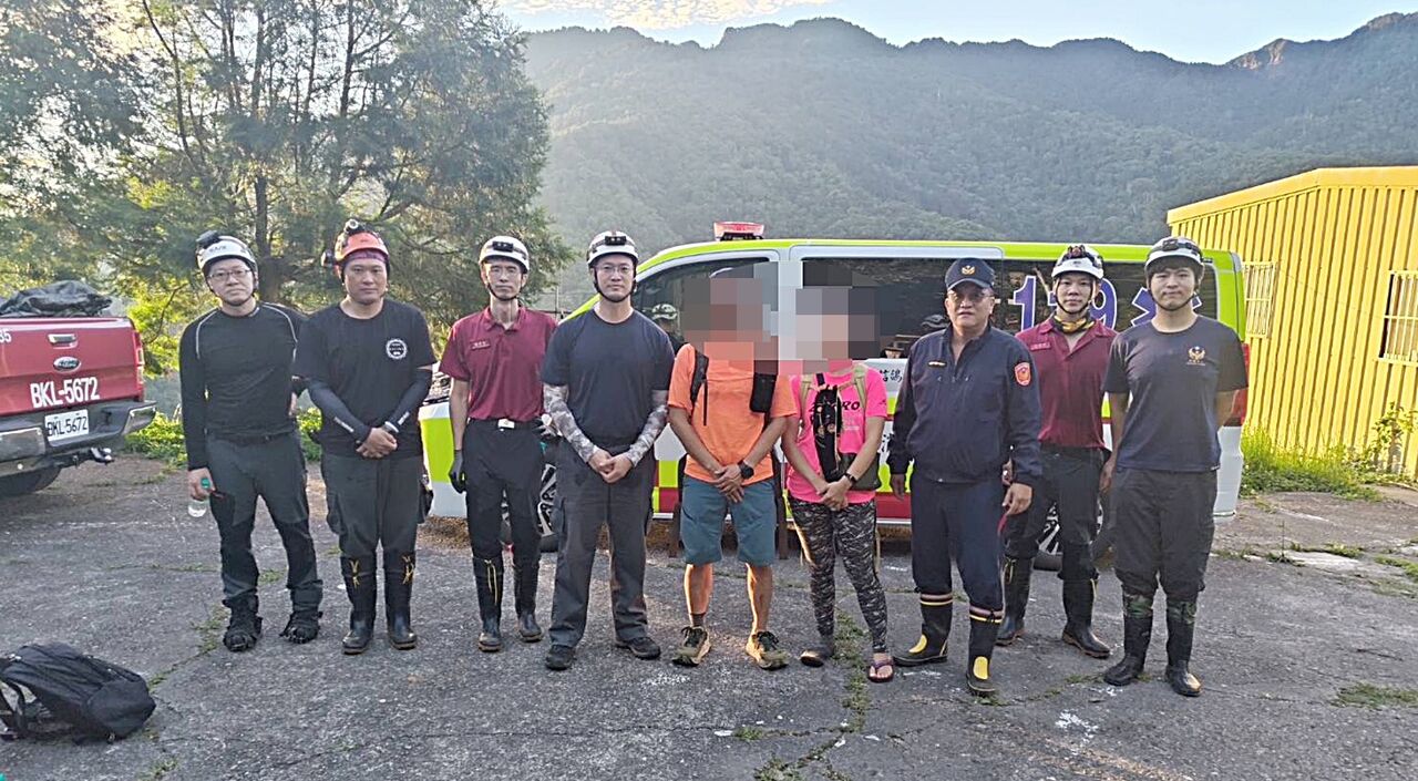 2登山客深夜受困北橫山區 8警消花3小時搜救助脫困