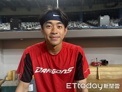 張祐嘉一軍生日球迷感動慶生 「NO聽成GO」衝本壘躺大字留名場面