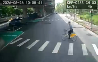 「腳踏車突衝出」北市水泥車急閃翻覆　行車紀錄器影片曝光