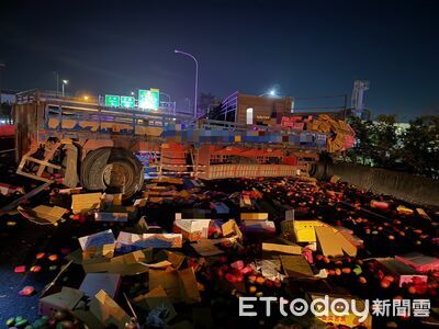 聯結車深夜自撞國道護欄!大量芒果散落路面...現場畫面曝光