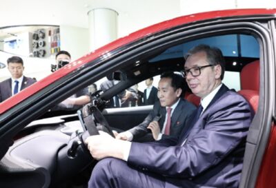 武契奇參觀小米汽車工廠手一攤「我買不起」 雷軍:定價23.35萬