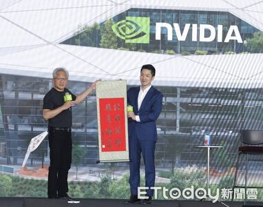 蔣萬安送禮物！黃仁勳獲「新家鑰匙」　揭曉另一項「親筆書法」