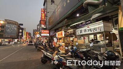 左營宵夜一條街變天！　整排攤商掛搬家布條曝「地主收回」