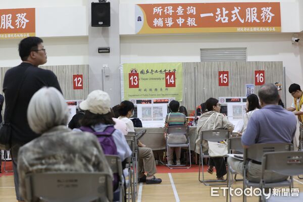 ▲民眾報稅資料照 。（圖／記者劉耿豪攝）