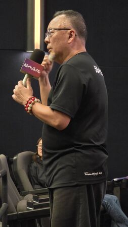 ▲《超人再起》導演曲全立、路永佳與小朋友們合影。（圖／記者葉文正攝，心希望人文教育關懷協會提供）