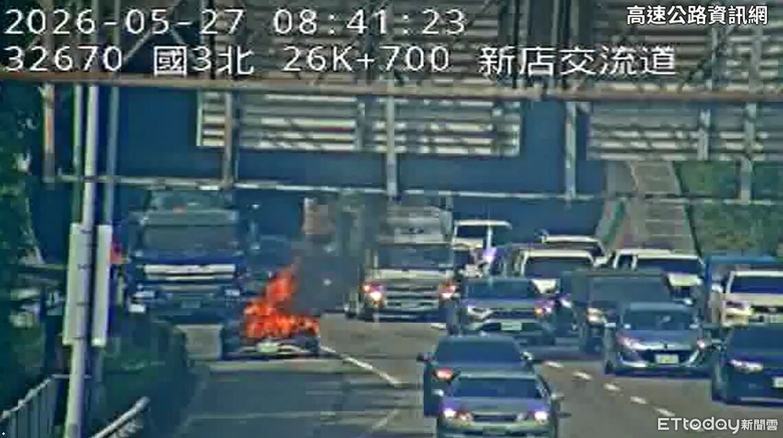 快訊/國3北上新店隧道前火燒車 「2車道管制」車流回堵紫爆