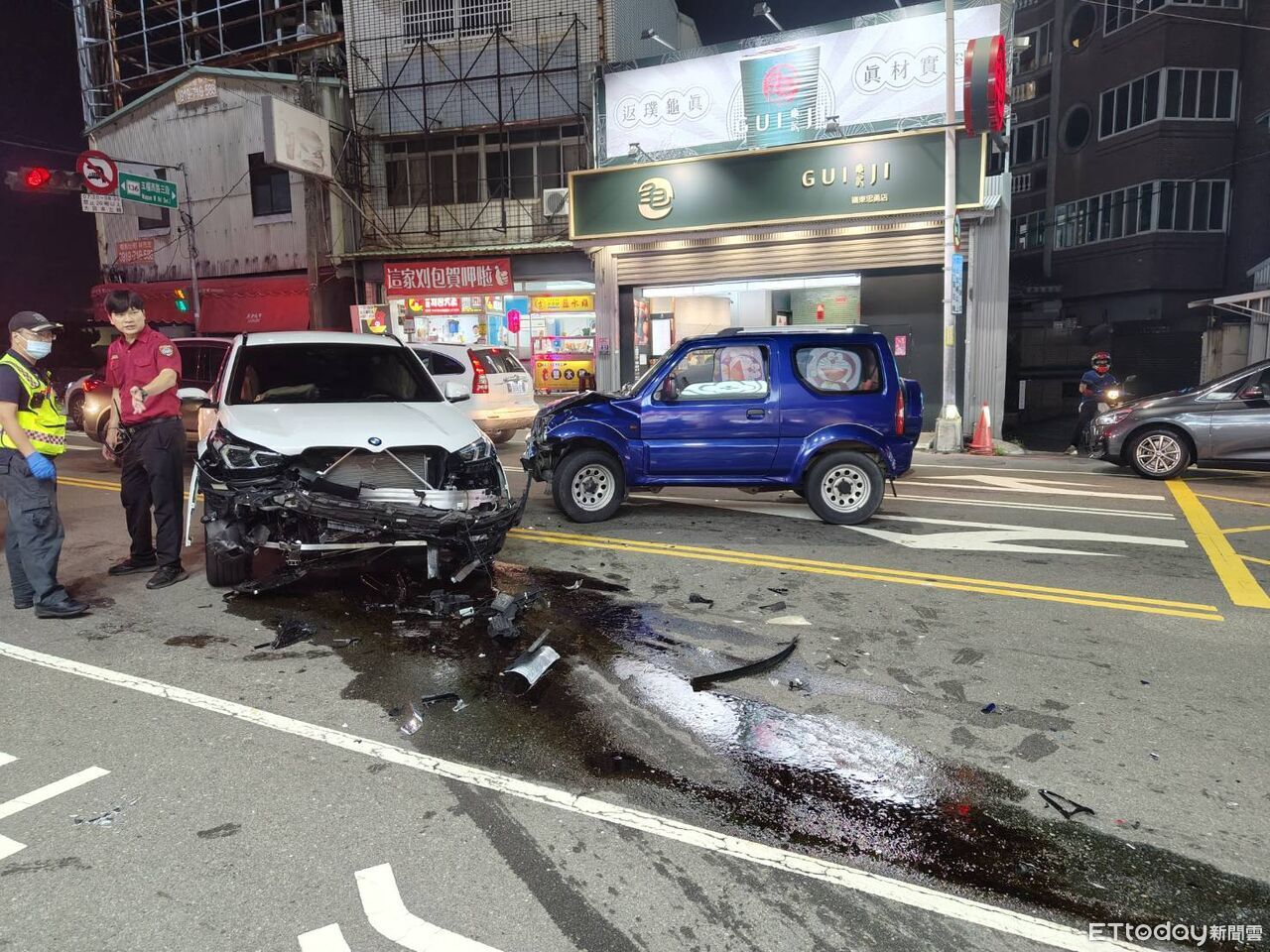 男癲癇發作!X6暴衝逆撞2車...車頭全爛 民眾:以為又是毒駕