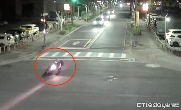 街頭廢電線險害命!懸空中被公車扯斷 衰騎士路過慘勾倒送醫