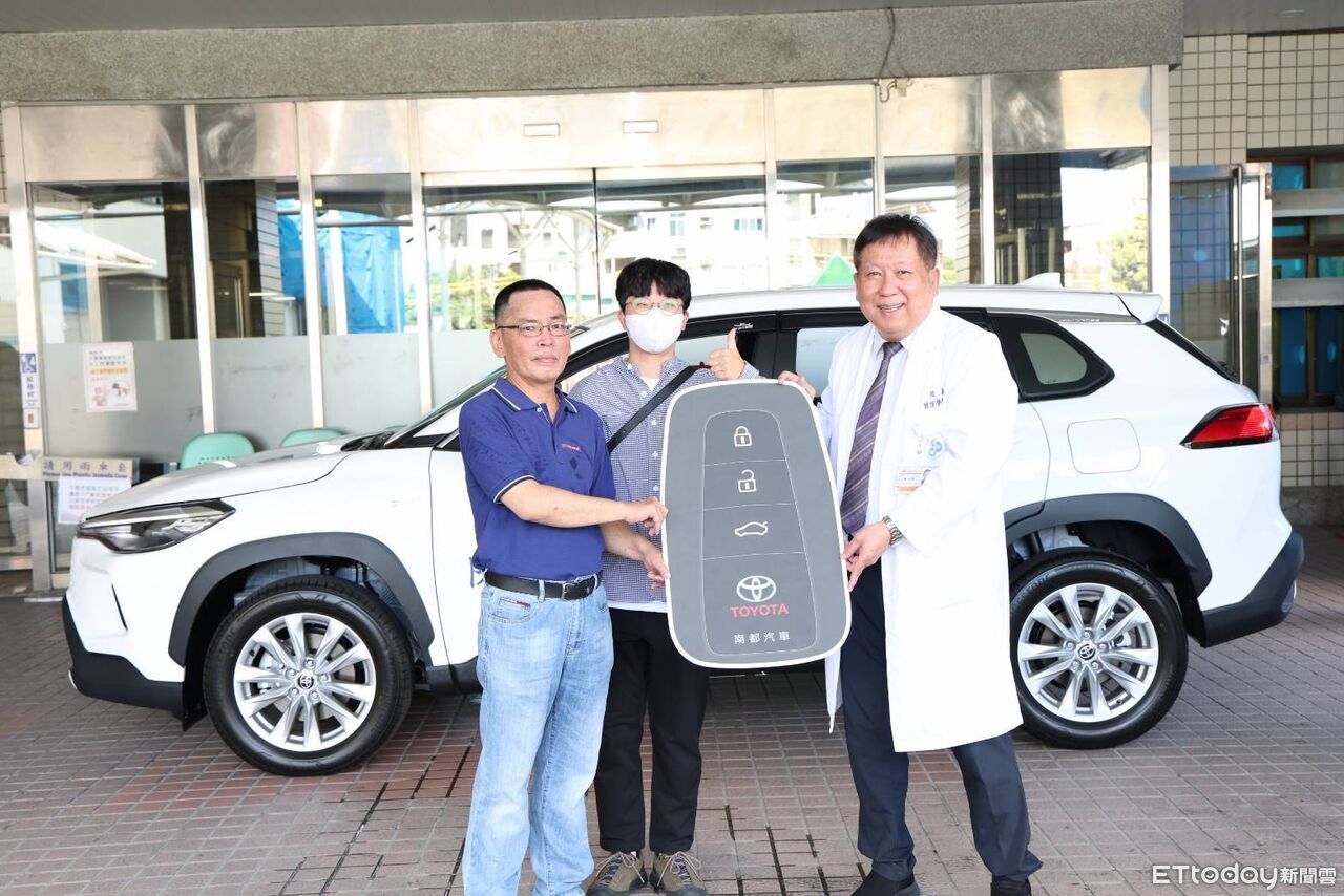 台南新樓醫院獲贈醫療服務車 14位善心人士攜手守護偏鄉健康