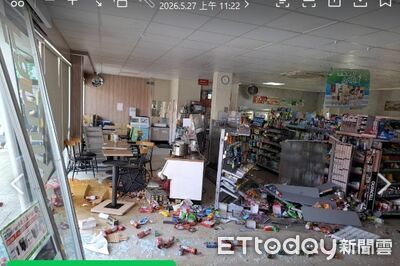 台南恐怖轎車衝進超商！撞翻貨架、滿地玻璃　2人受傷送醫