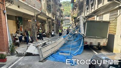 快訊/瑞芳工安意外!3米高鷹架突倒塌 工人摔落「下肢無知覺」