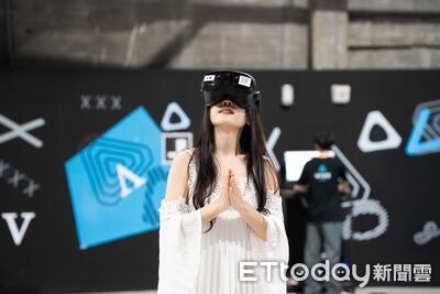 1秒潛入海底！XR沈浸式體驗直擊白海豚　超真實下意識想憋氣