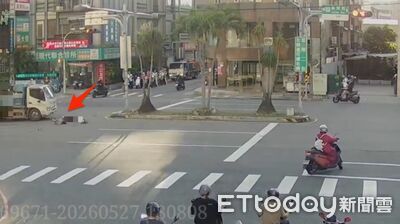 快訊/撞擊瞬間曝!單車女突左切遭貨車撞飛 搶救1小時身亡