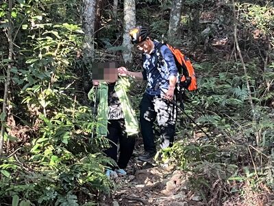 快訊／七旬夫妻爬馬崙山體力不支　搜救人員輪流背下山