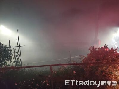 快訊／陽明山巷內鐵皮屋火警！濃煙狂竄　警消出動77人搶救