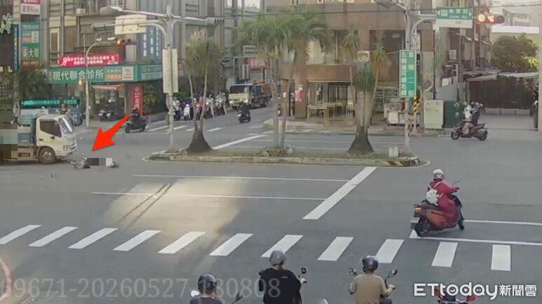 快訊/撞擊瞬間曝!單車女突左切遭貨車撞飛 搶救1小時身亡