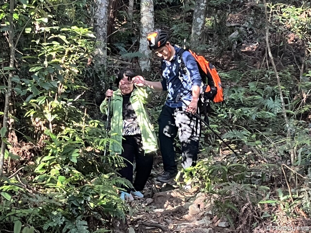 快訊/七旬夫妻爬馬崙山體力不支 搜救人員輪流背下山