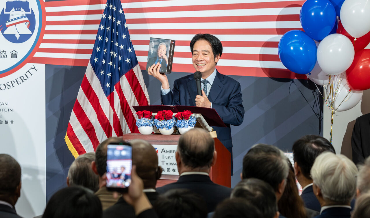 川普喊台灣偷晶片 賴清德送張忠謀自傳:盼美方更了解台灣半導體