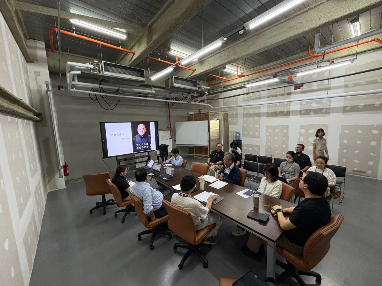 感念尹衍樑對台中國際會展中心細裝工程全力支持 工程例會默哀一分鐘