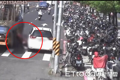 驚悚畫面曝!大貨車閃違停車出事了 79歲騎士倒地險遭輾斃