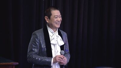蔡小虎年輕帥照曝光！「西裝頭造型」震撼全場　遭許志豪虧：故宮拿出來的