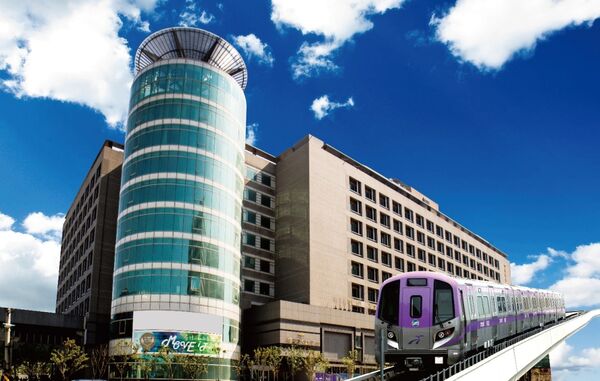 ▲福容桃園機場捷運A8店迎十周年，推出限定「拾光之旅」住房專案，精緻客房買一送一僅需5,999元。（圖／業者提供）