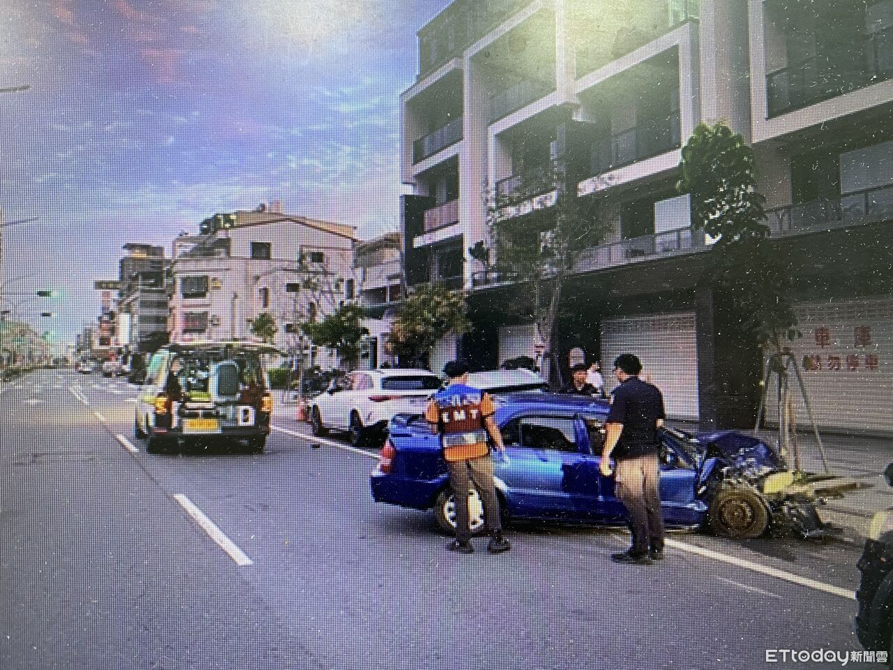 台南民權路凌晨小客車自撞波及路旁車 造成3車受損2人受傷