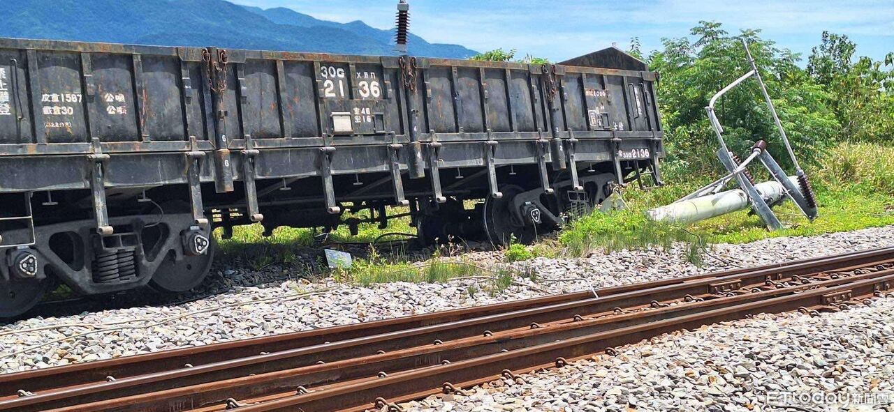 快訊/台鐵貨物列車池上站出軌 撞電線桿畫面曝