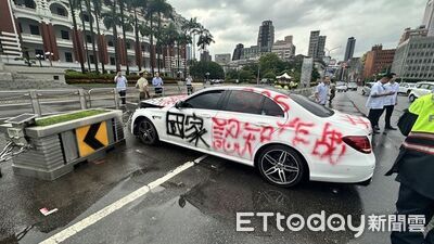 快訊／51歲男全身著火亡！生前曾衝AIT抗議...還開賓士撞總統府