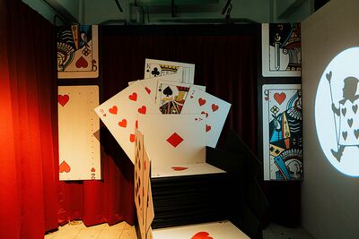《愛麗絲夢遊仙境》展覽來了！掉進兔子洞找秘密　闖「非生日派對」太有趣
