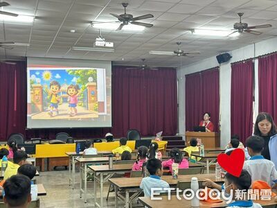 台東成功國小二年級師生走進成功分局　寓教於樂學安全