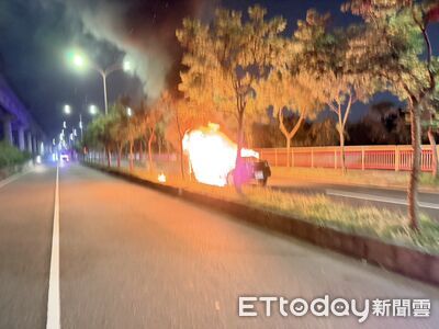 快訊／驚悚畫面曝光！新竹興隆大橋火燒車　轎車慘淪恐怖火球