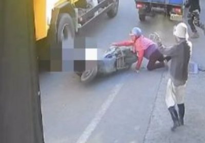 驚悚畫面曝！7歲男童要上阿嬤機車　突暴衝撞進垃圾車底被輾死